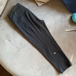 Knockout by Victoria’s Secret Crop Leggings Large